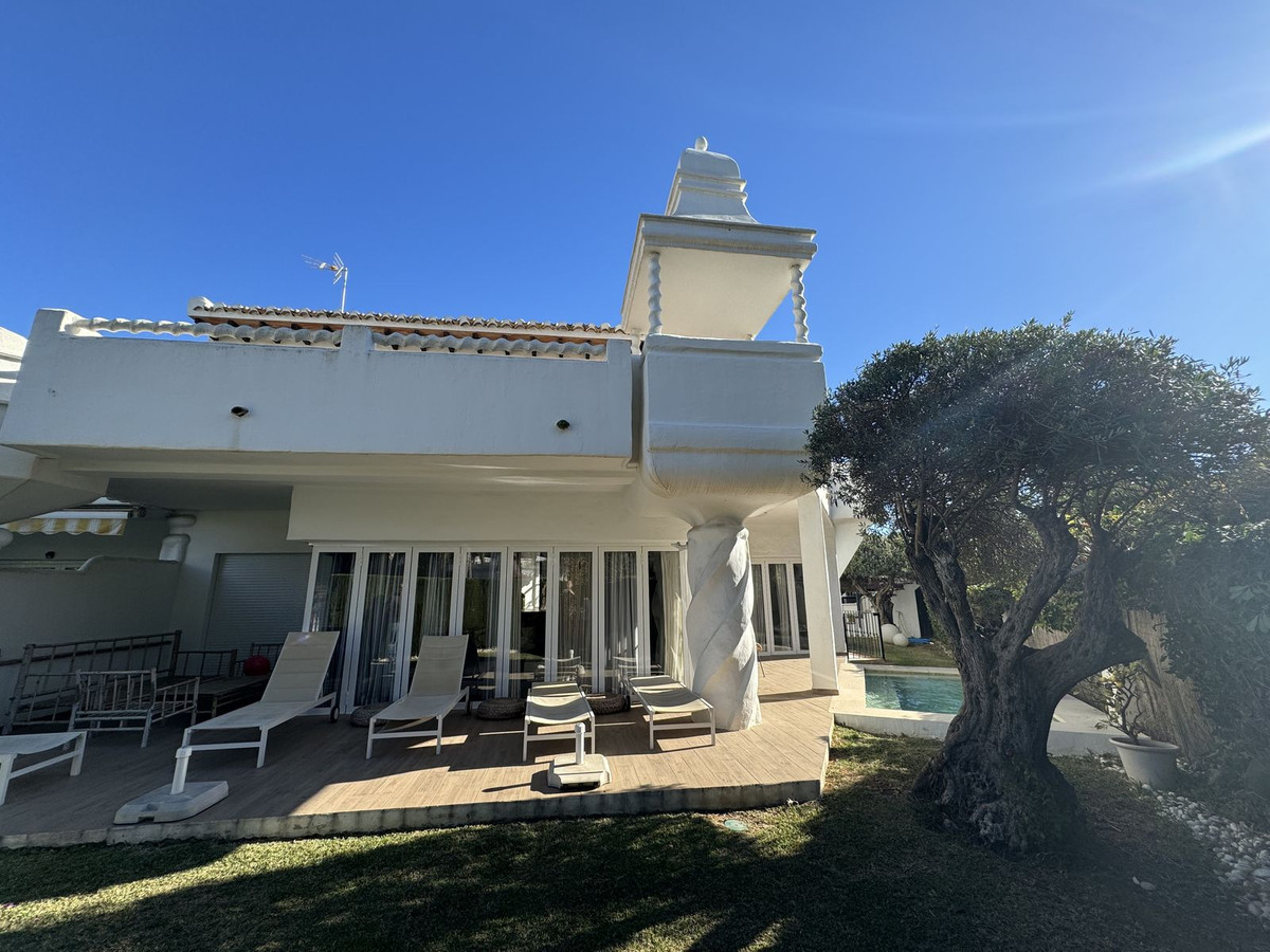 						Villa  Individuelle
																					en location
																			 à Bahía de Marbella
					