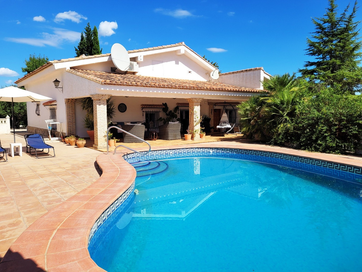 We would like to welcome you to this beautiful, in immaculate condition,  country house of 405m2 bui, Spain