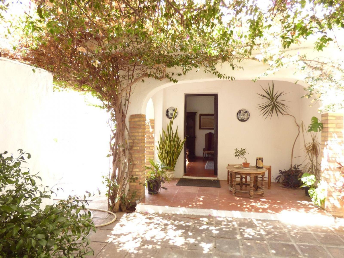 RUSTIC STYLE VILLA, ON TWO HEIGHTS, WITH LARGE ROOMS, KITCHEN, LIVING/DINING ROOM, ROOMS. WITH 5 BED, Spain