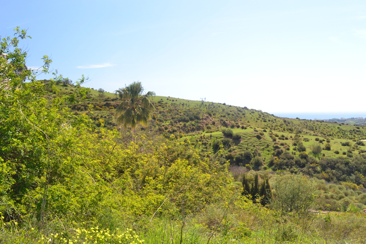 For sale, this superb plot in Valtocado urbanization, with great stunning views.