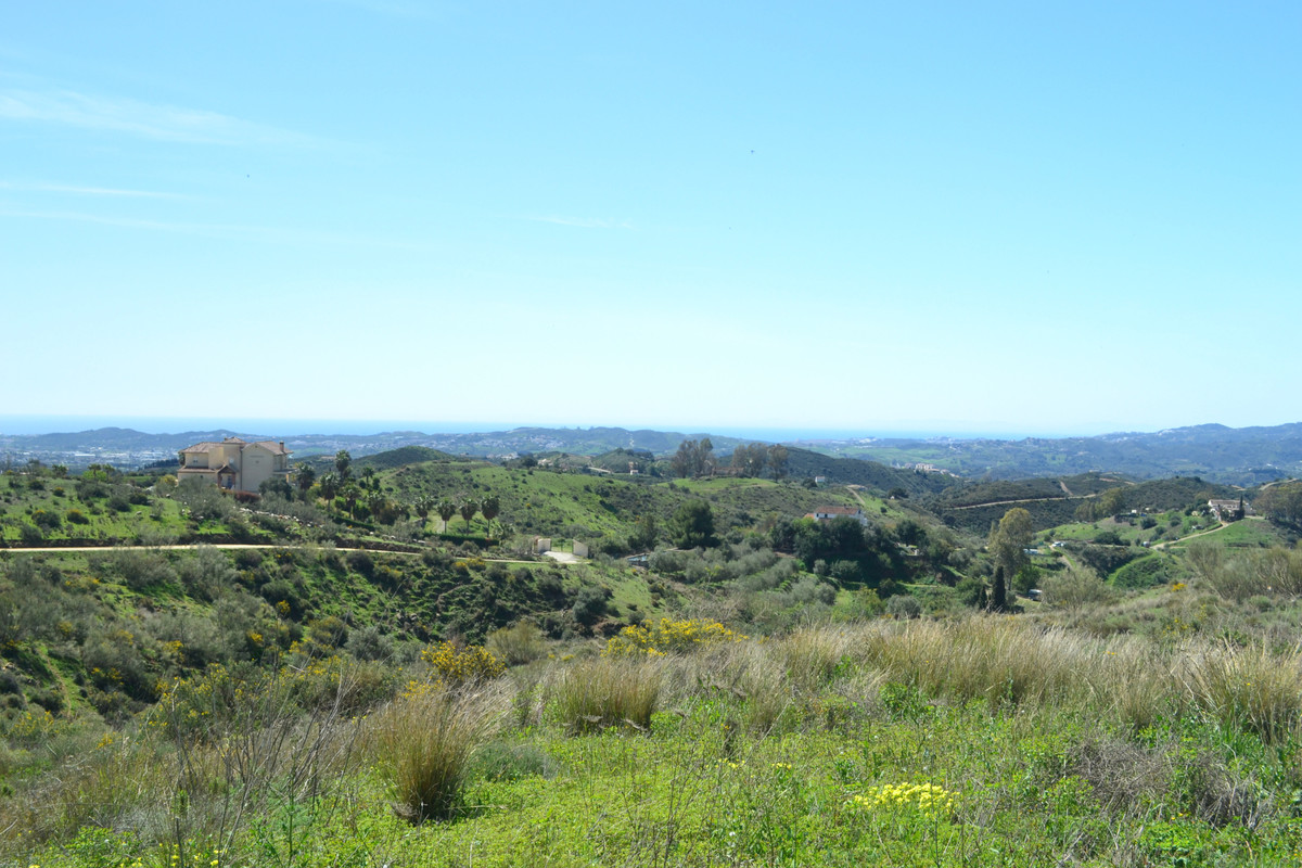 For sale, this superb plot in Valtocado urbanization, with great stunning views.