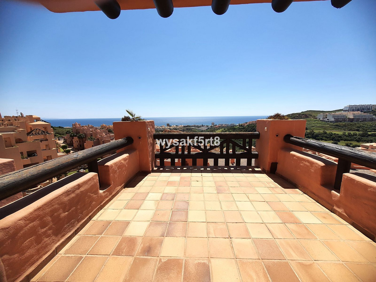 This wonderful penthouse spacious and bright on the top floor, in the popular San Luis de Sabinillas Spain