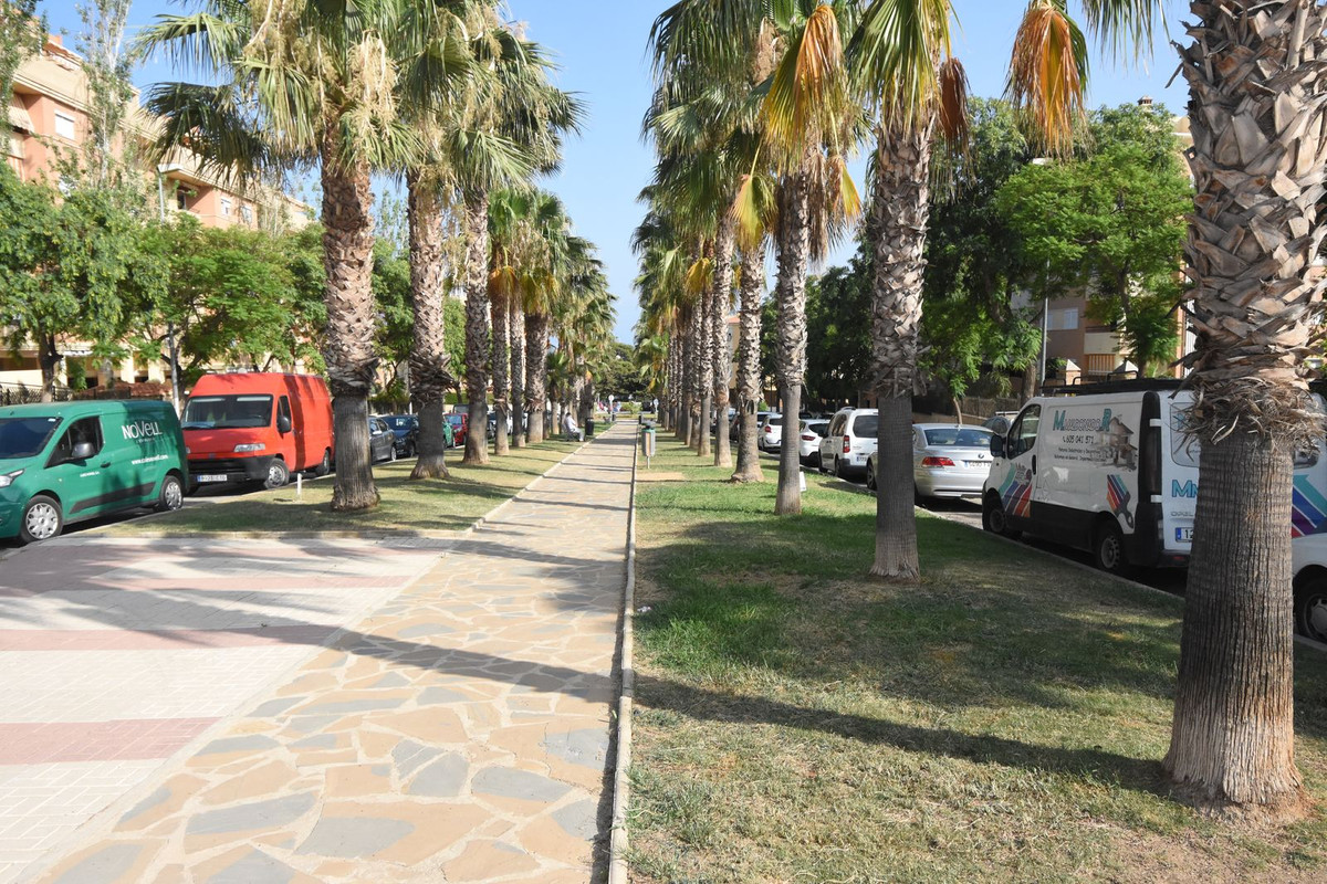 Investment opportunity in the expansion area of ??Torremolinos, institute, school, shopping areas, n, Spain