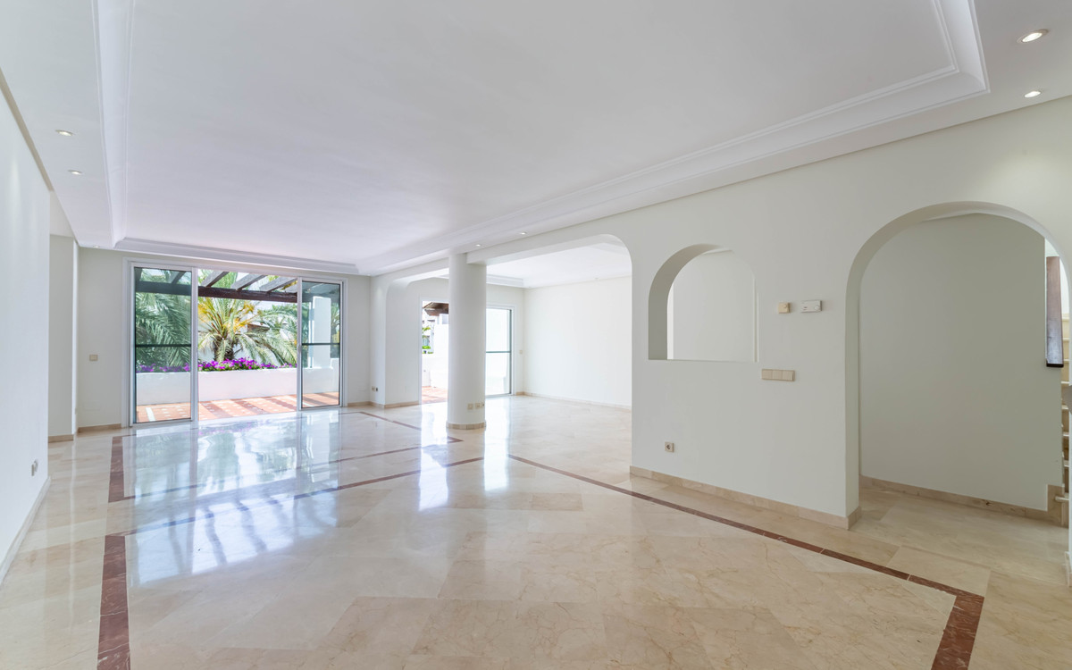 Wonderful duplex penthouse in one of the most prestigious urbanization in front of the beach in Puerto Banús.