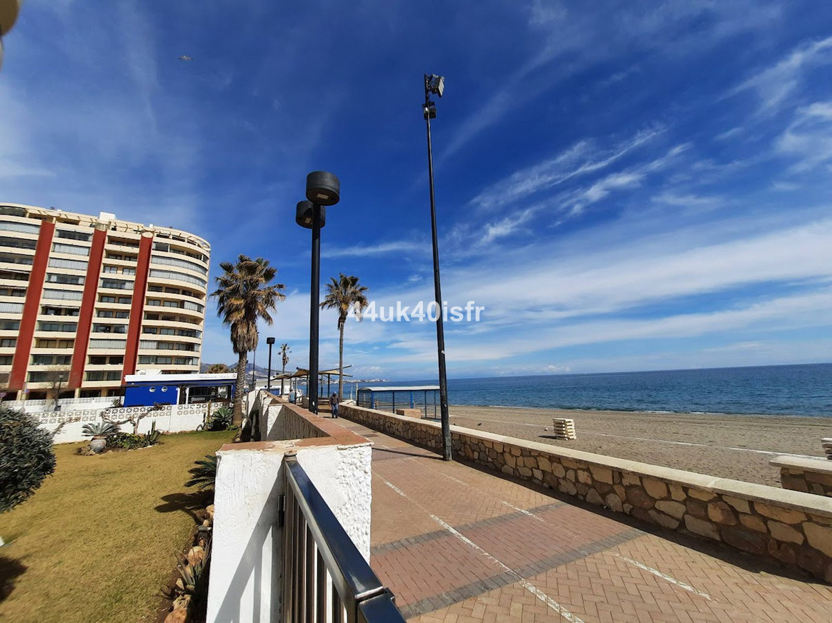 ONE BEDROOM BEACHFRONT APARTMENT WITH SEA VIEWS, RENOVATION REQUIRED 
WHEELCHAIR ACCESS
COMMUNAL POO, Spain