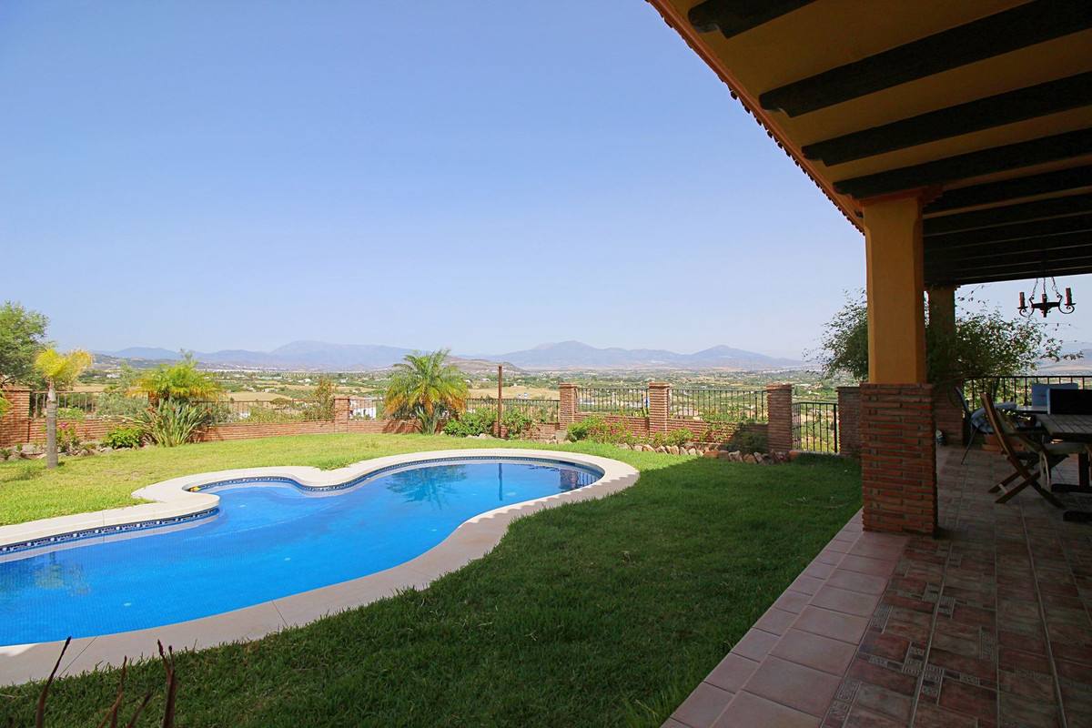 Charming country house with magnificent views located in Alhaurín El Grande with  3,438 m2 of plot, 317 m2 built, 4 bedrooms and 2 bathrooms.