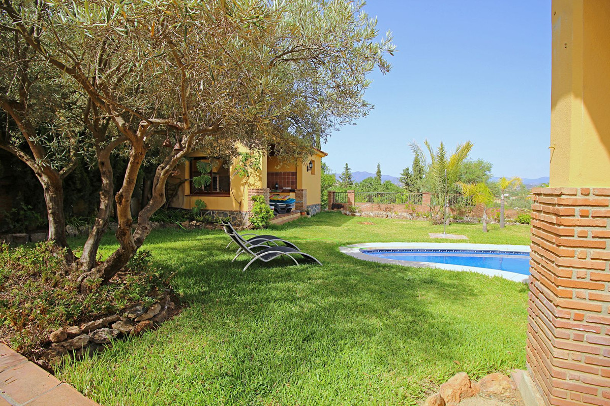 Charming country house with magnificent views located in Alhaurín El Grande with  3,438 m2 of plot, 317 m2 built, 4 bedrooms and 2 bathrooms.