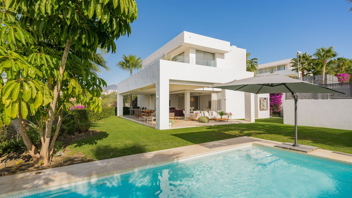 Vrijstaande Villa te koop in Río Real R4560115