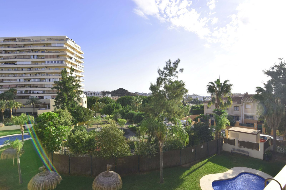 Spacious duplex penthouse located in the green residential area of ??Torrequebrada in Benalmadena Co, Spain