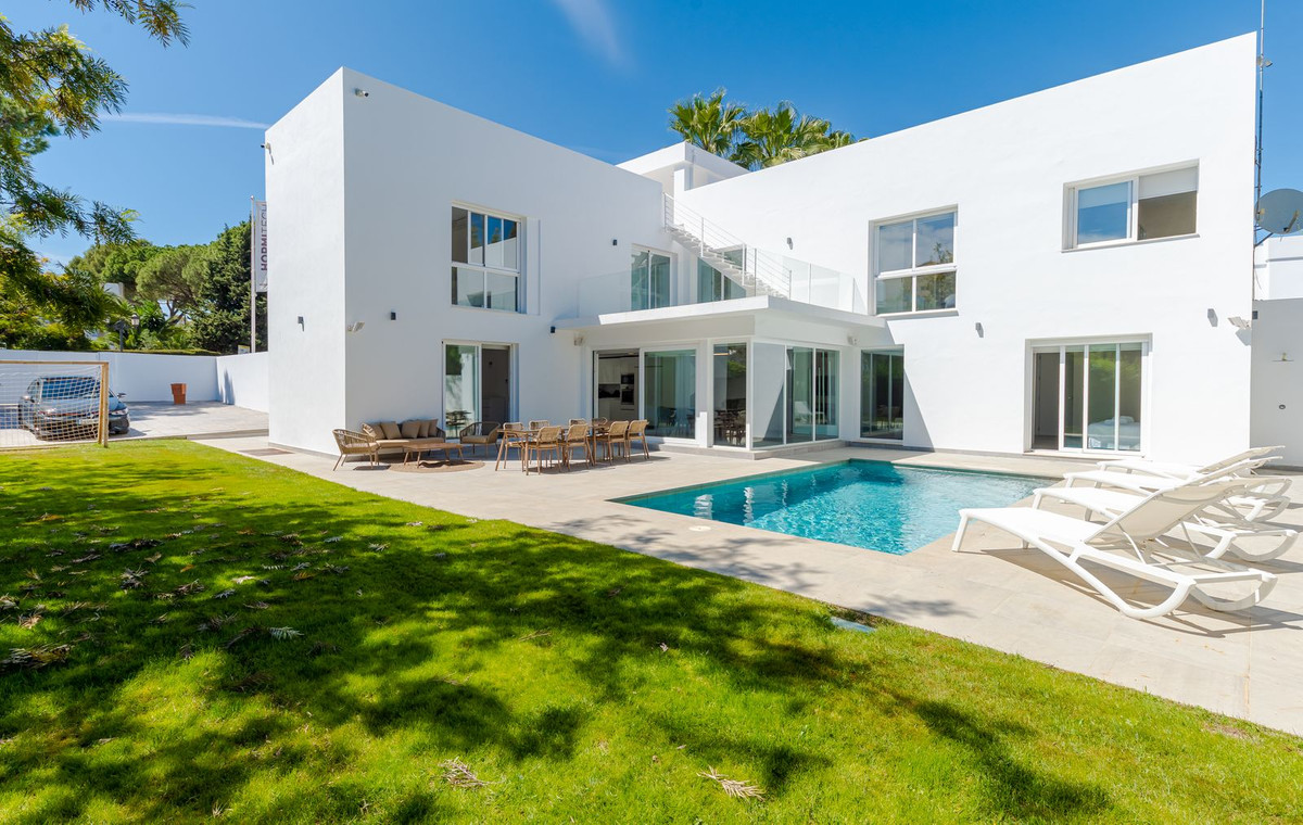 Detached Villa for sale in Nueva Andalucía R4273855