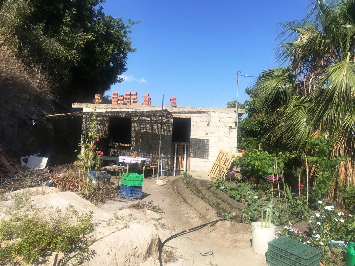 Country house to be finished to your taste only a 10 minutes drive to Nerja.