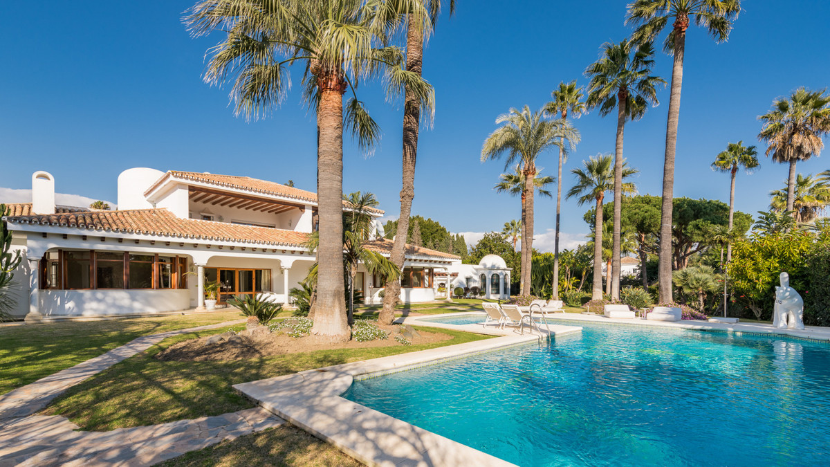 5 bedroom Villa For Sale in Guadalmina Baja, Málaga