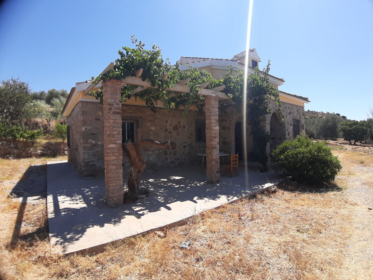 Finca of 120m² with fitted open kitchen, living room with fireplace, 3 bedrooms, 1 bathroom, storage, Spain