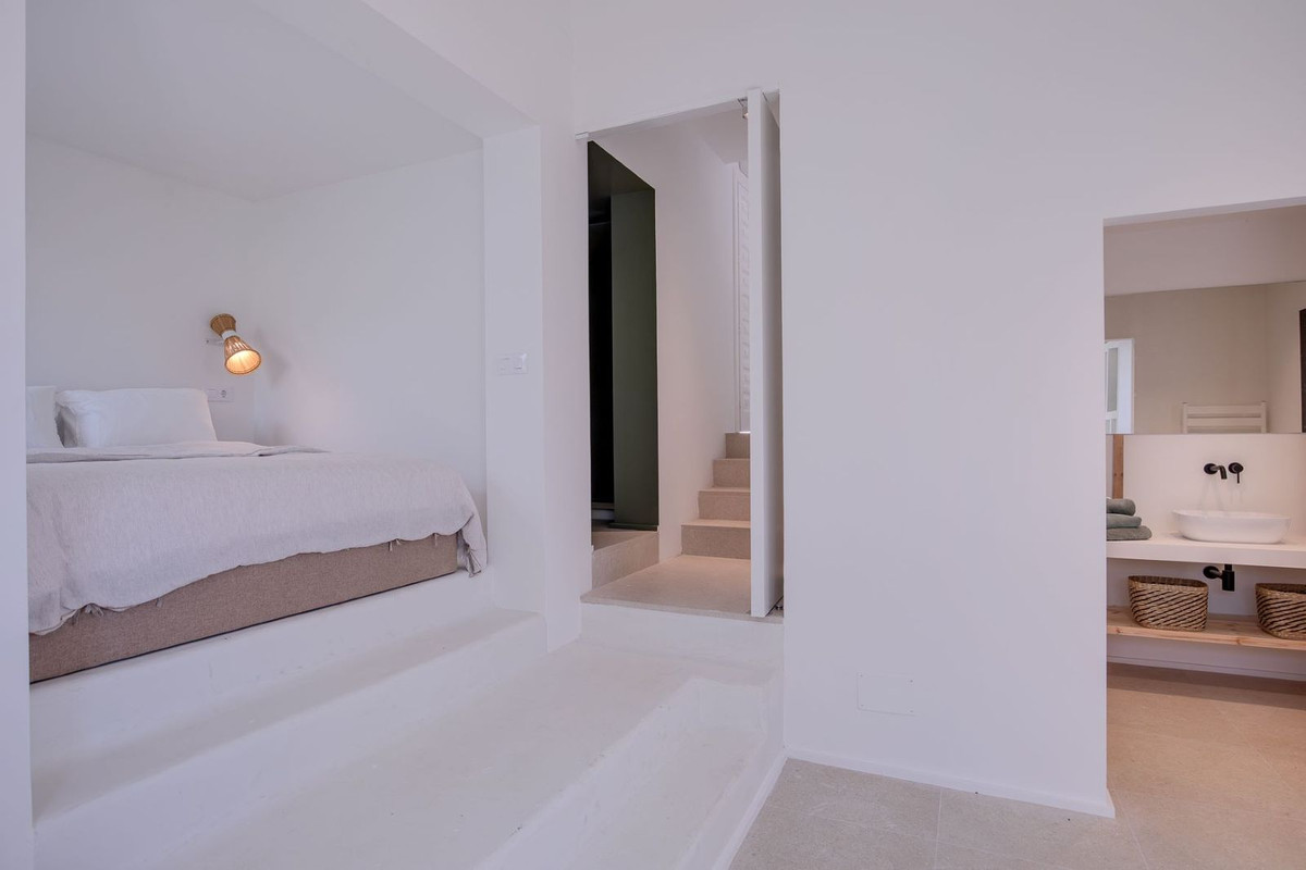 4 bedroom Villa For Sale in El Paraiso, Málaga - thumb 16