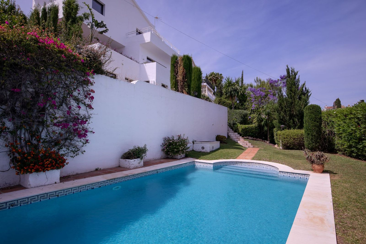 4 bedroom Villa For Sale in El Paraiso, Málaga - thumb 32