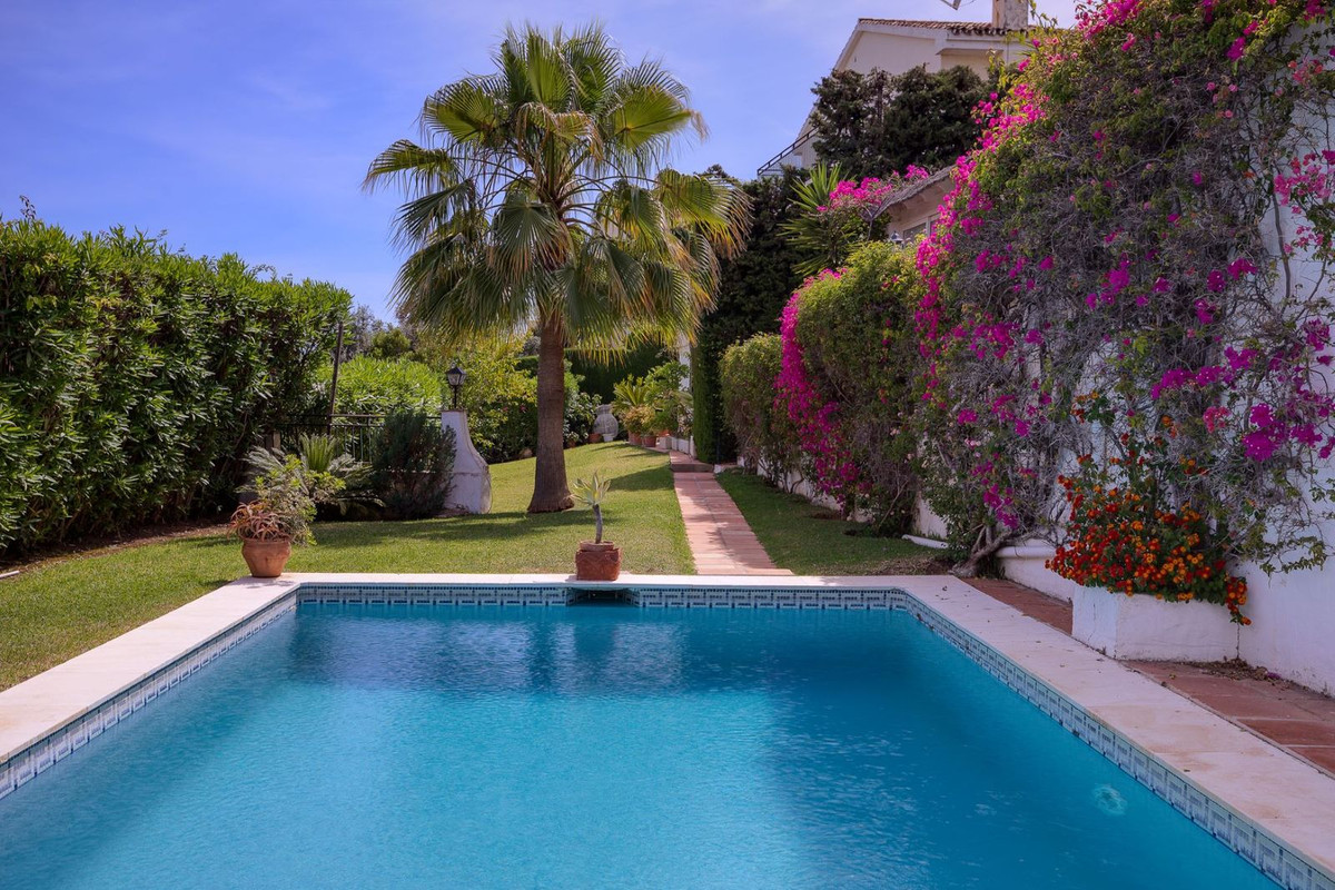 4 bedroom Villa For Sale in El Paraiso, Málaga - thumb 33