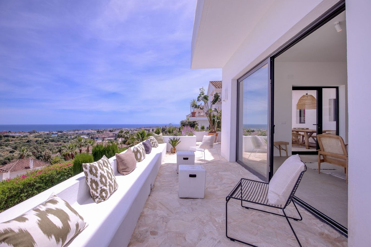4 bedroom Villa For Sale in El Paraiso, Málaga - thumb 8