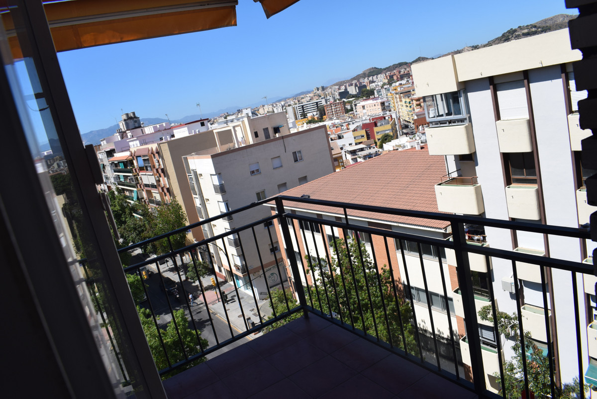 Top Floor Apartment, Malaga 10mn walking from historic Centre, Costa del Sol.
3 Bedrooms, 1 Bathroom, Spain