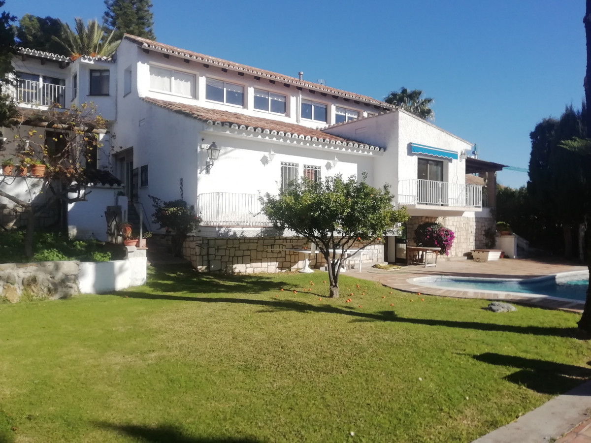 Villa for sale in Nueva Andalucía, 