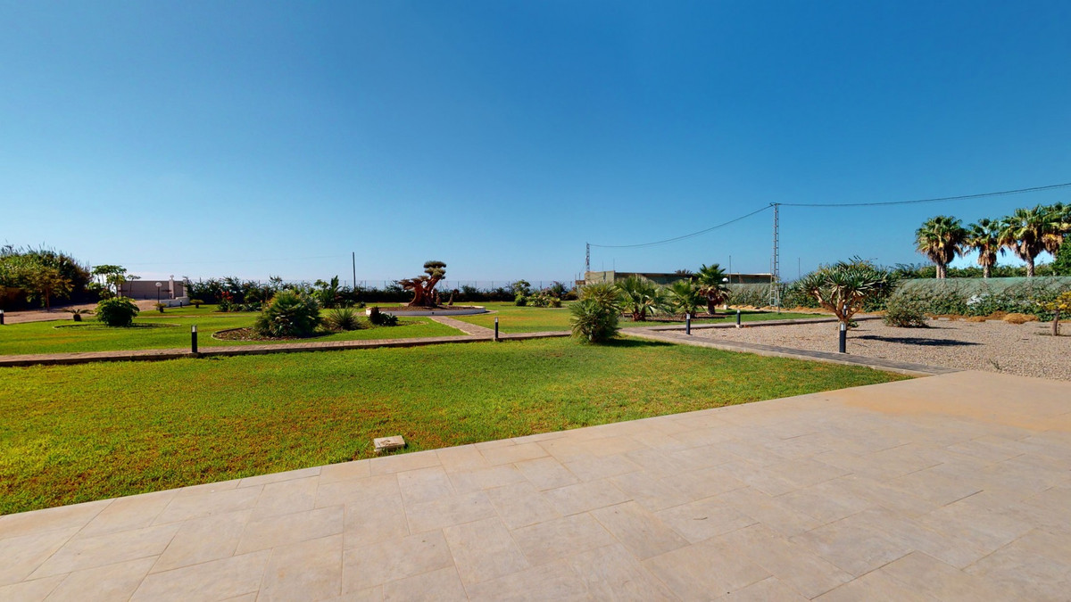 We present you this spectacular property in the first beach line in Almayate.