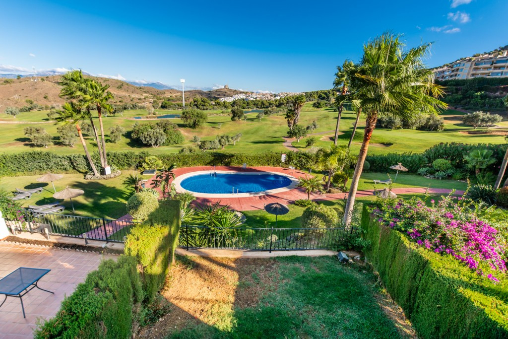Townhouse in Alhaurín Golf with nice views.