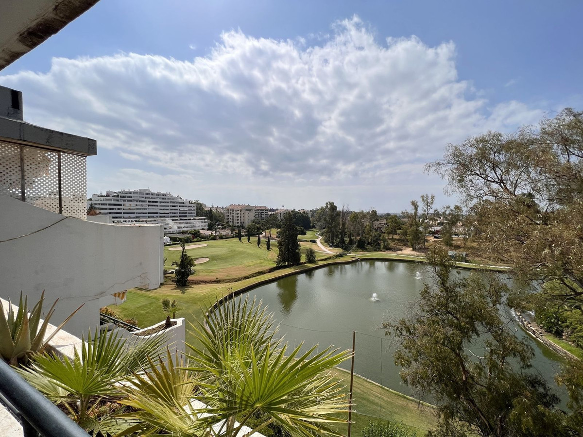 Spectacular duplex penthouse with views of the lake of the Guadalmina golf course in the beautiful urbanization "Campos de Guadalmina".