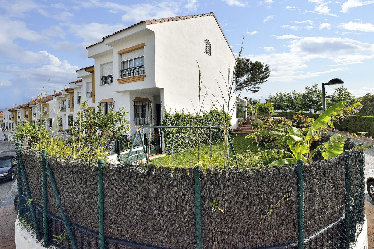 Townhouse very close to the sea, with a nice sunny garden, west facing. Terrace with BBQ. Completely, Spain