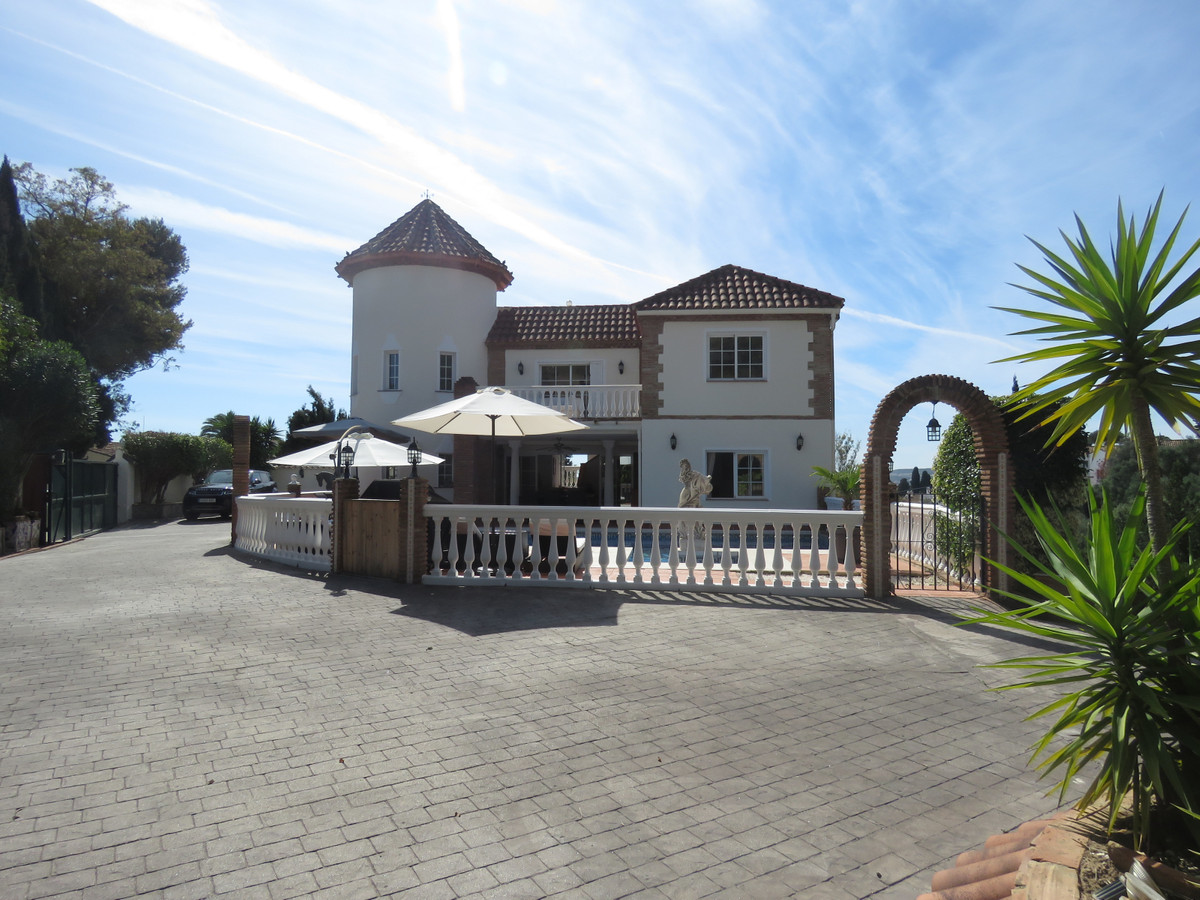 Villa for sale in El Coto, Costa del Sol
