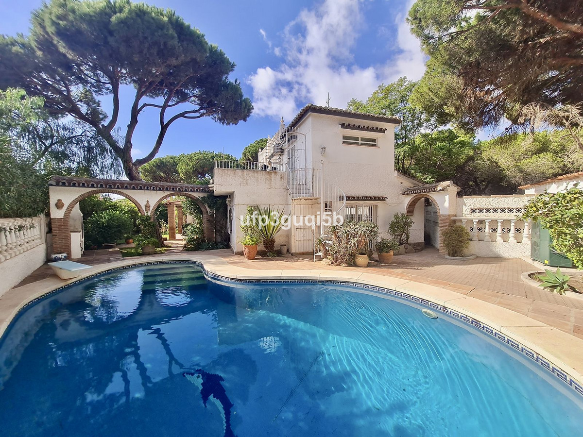 4 bedroom Villa For Sale in Las Chapas, Málaga