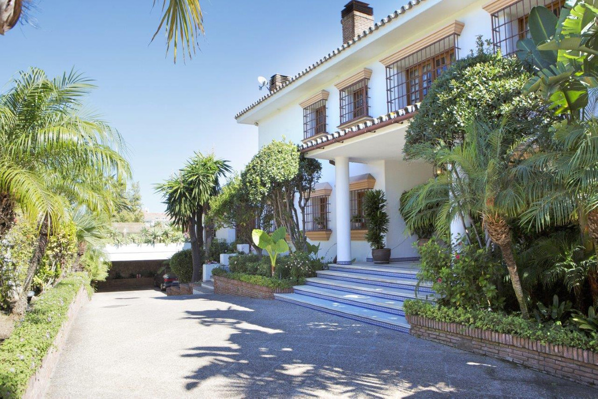 Villa con 6 Dormitorios en Venta Guadalmina Baja