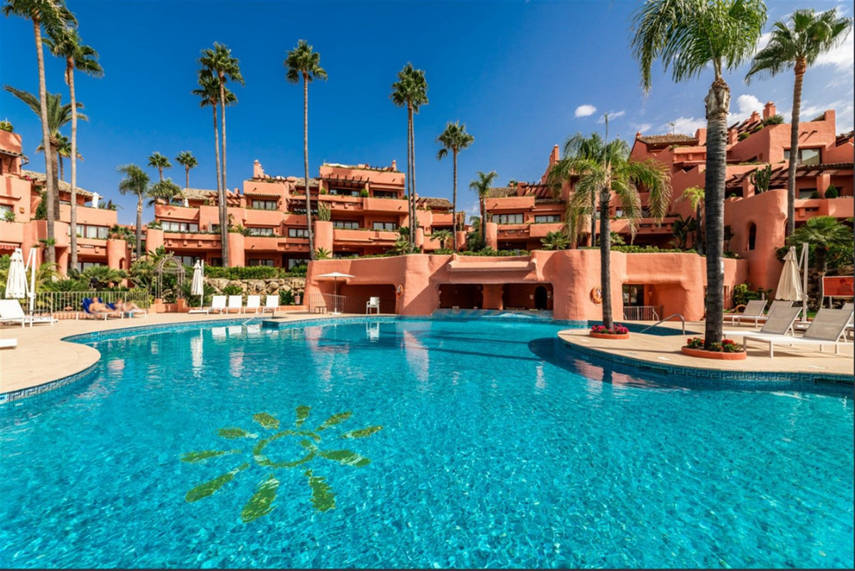 4 bedroom Apartment For Sale in New Golden Mile, Málaga