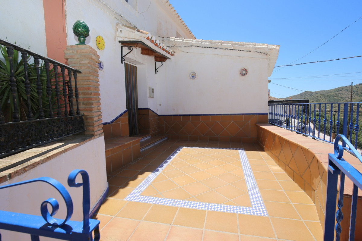 This beautiful, terraced house is in the quiet town of Benaque, just 15 minutes from the coast.
