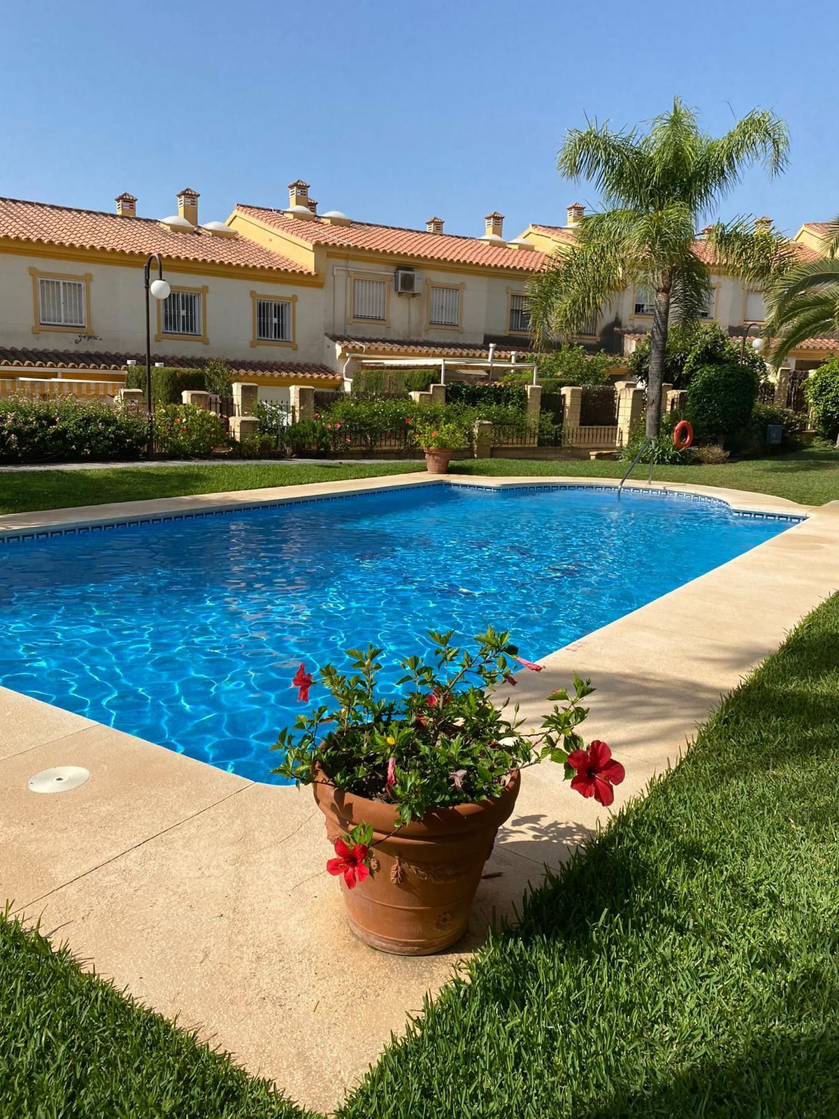 This magnificent townhouse is located in the Urb. Las Buganvillas in La Leala, with a communal pool , Spain