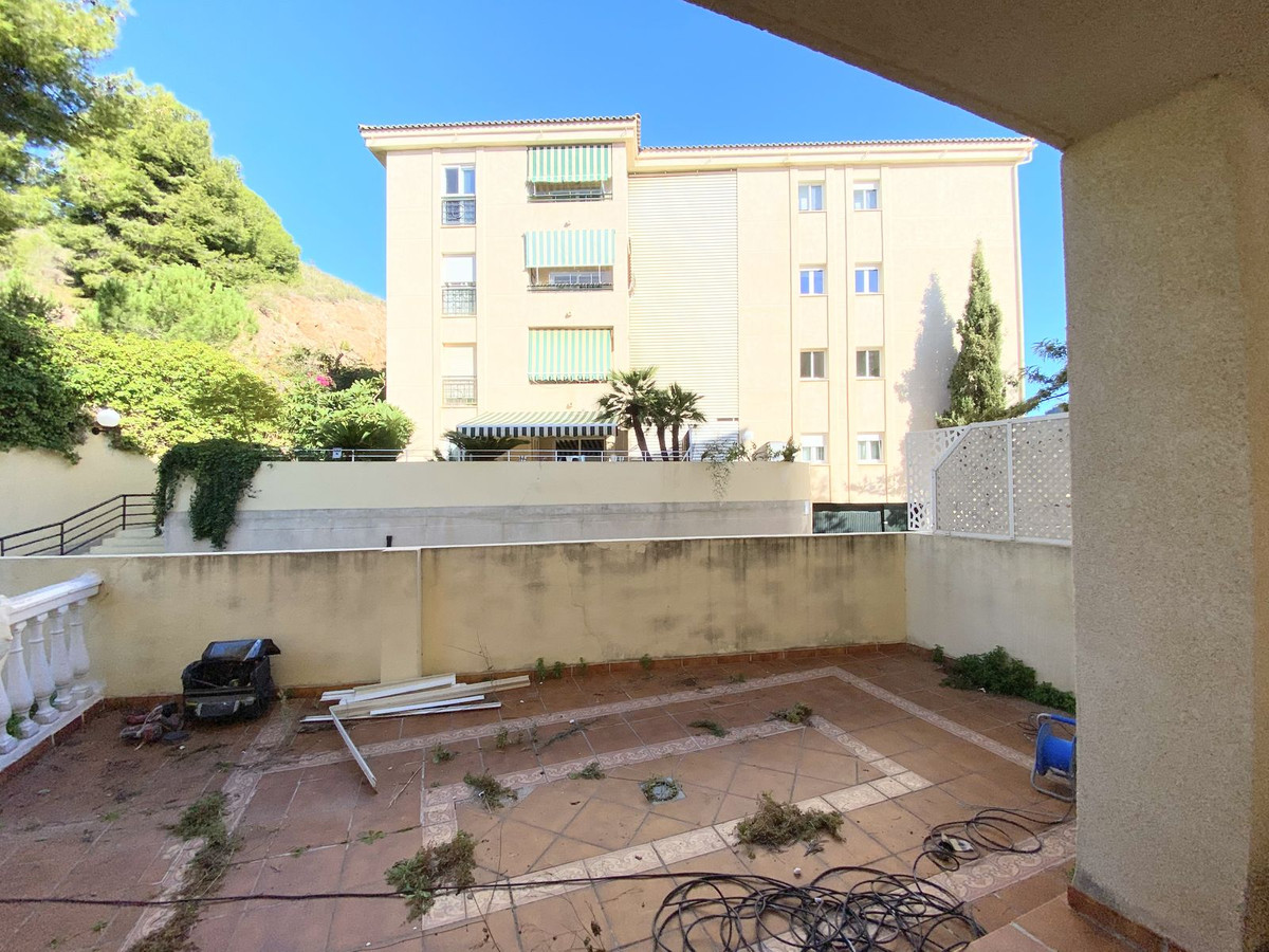 Apartamento Planta Baja en Cerrado de Calderón, Málaga Ciudad
