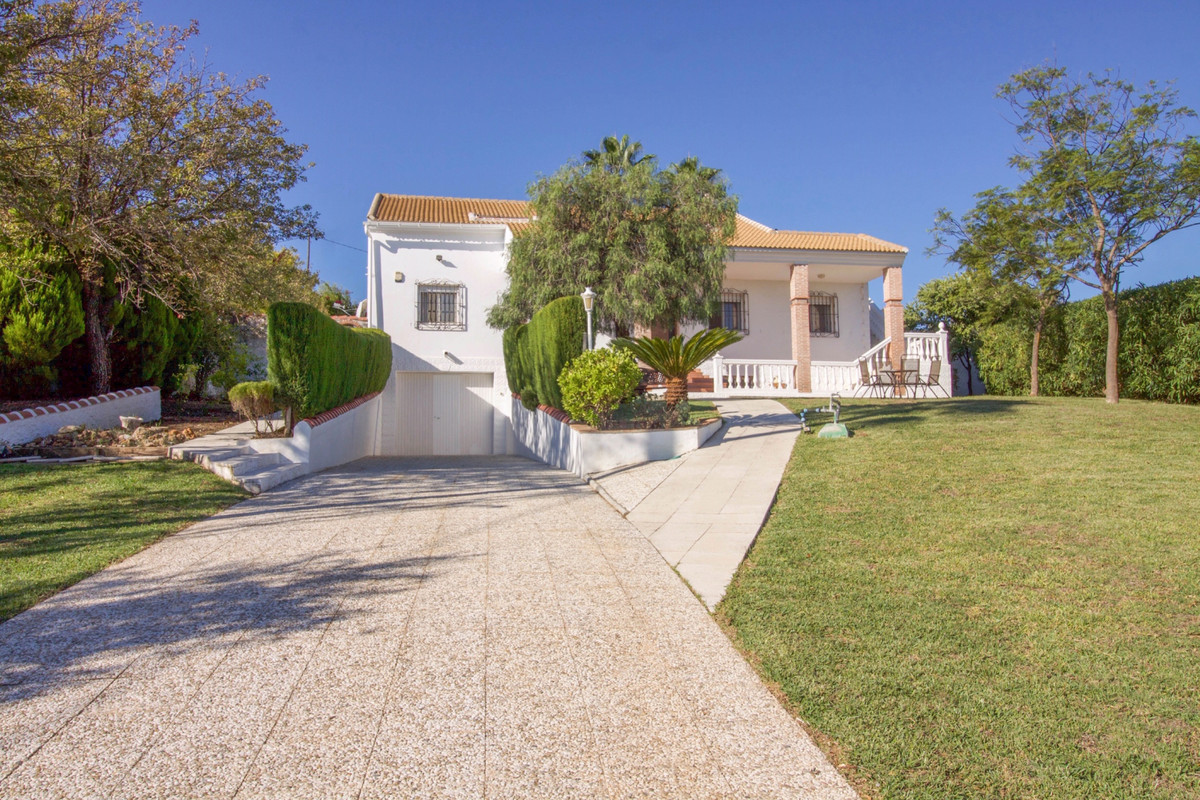 A fantastic and spacious (435 m2) 5 bedroom villa set on a 3777 m2 plot in a secluded and elevated position amongst orange trees and olive groves.