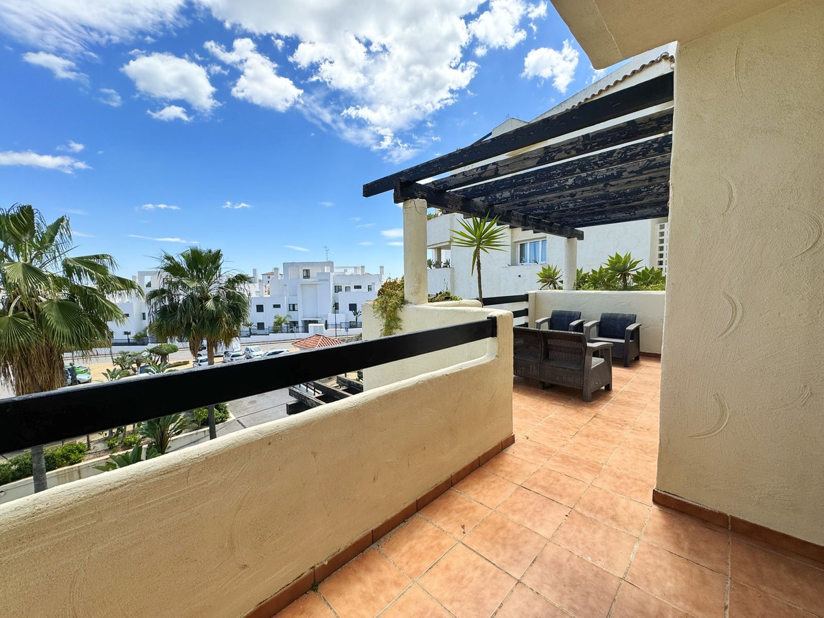 Top Floor Apartment for sale in El Paraiso, Costa del Sol