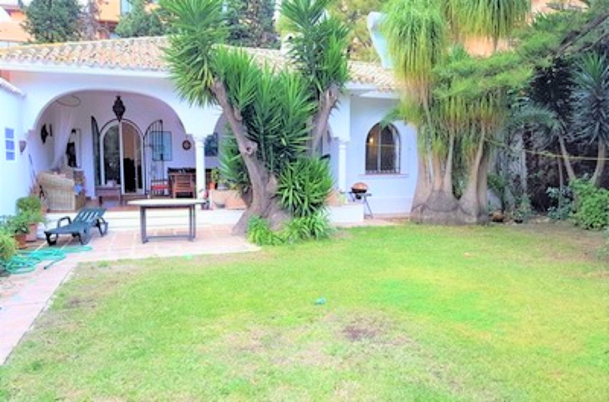 5 bedroom Villa For Sale in El Paraiso, Málaga