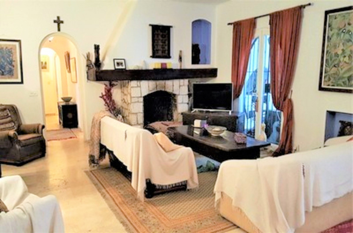 5 bedroom Villa For Sale in El Paraiso, Málaga