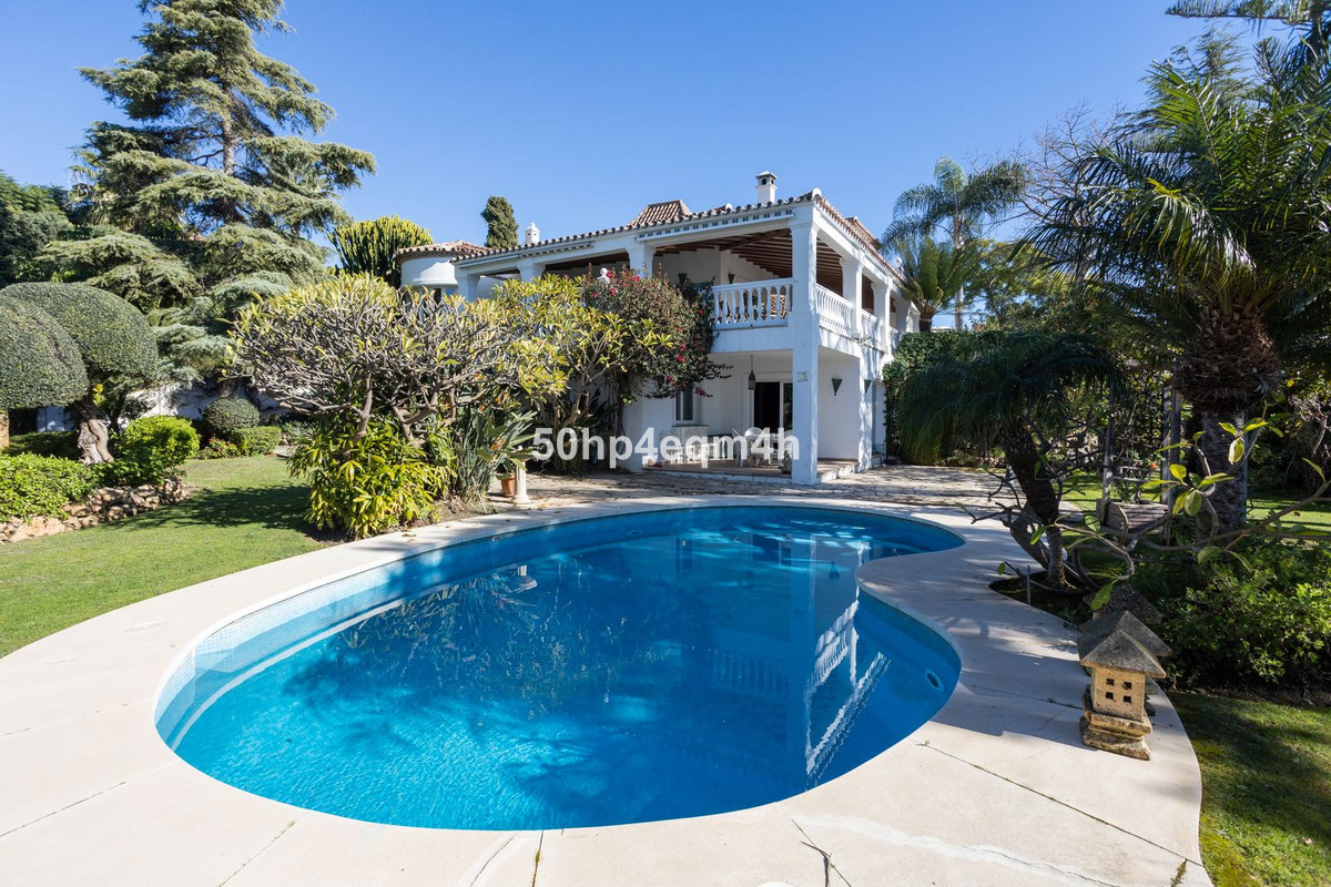 4 bedroom Villa For Sale in El Paraiso, Málaga