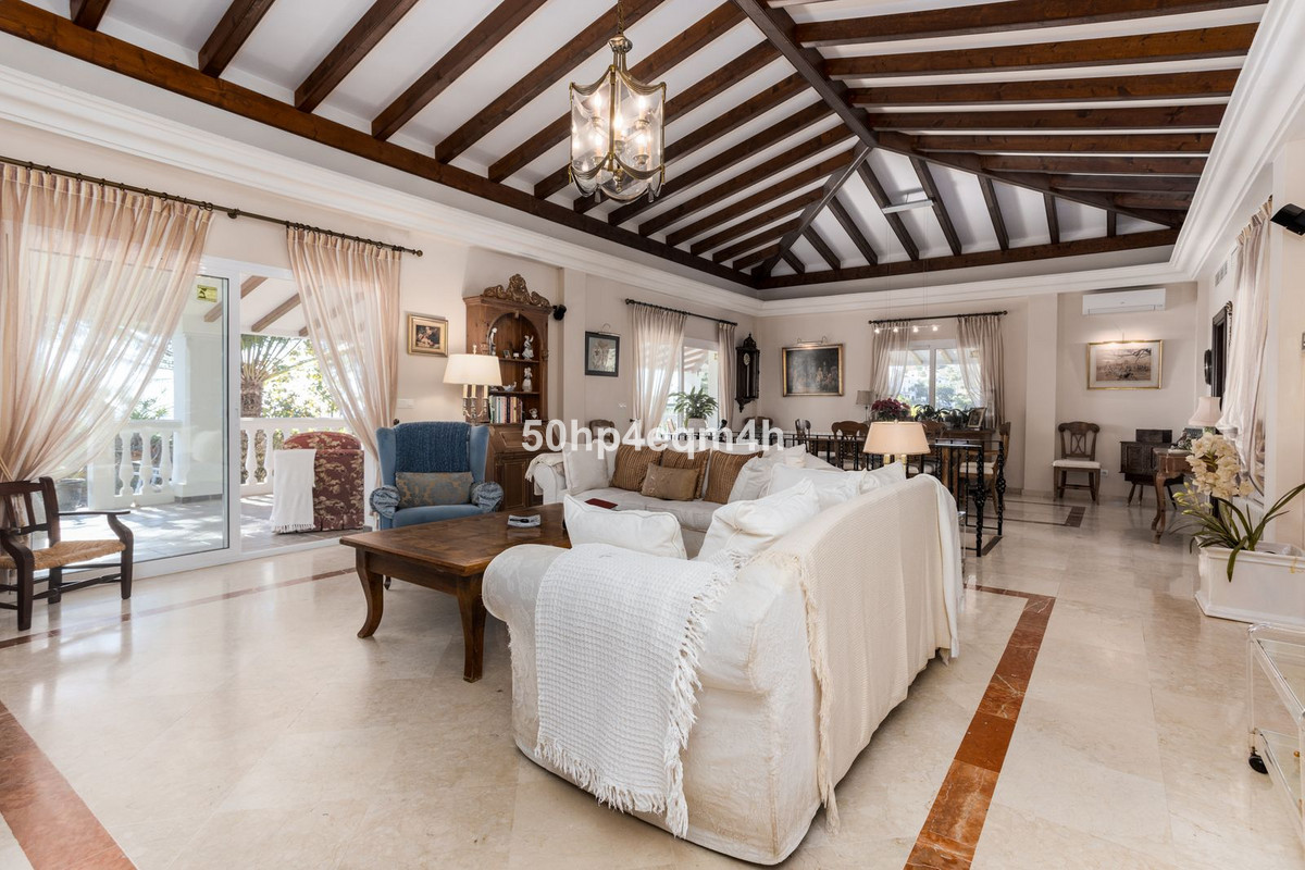 4 bedroom Villa For Sale in El Paraiso, Málaga