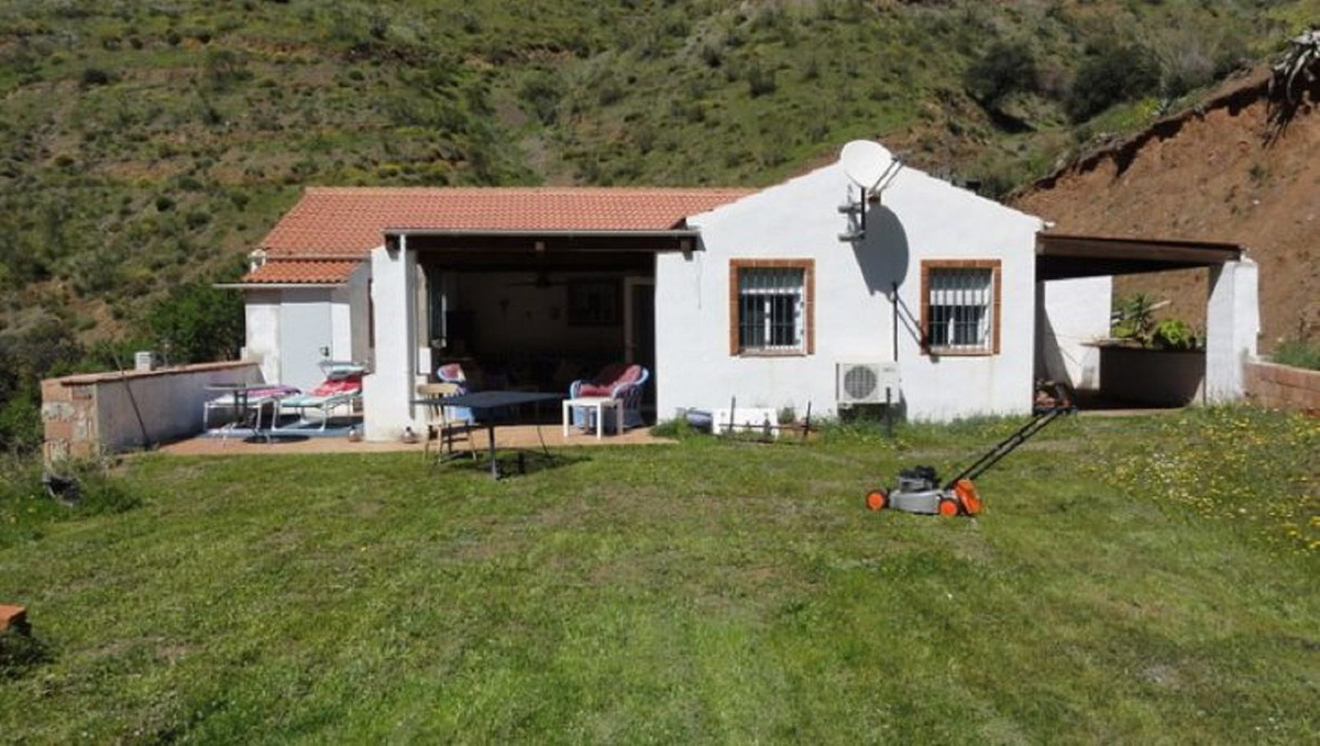 A spacious comfortable country house on 10,000 m2 of land.