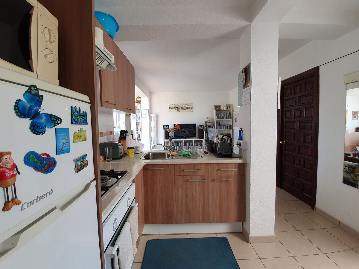 Super offer, cheap and cheerfull top floor apartment in pueblo mexicano, great location, superb community with lovely pool and only a 5 minute walk...