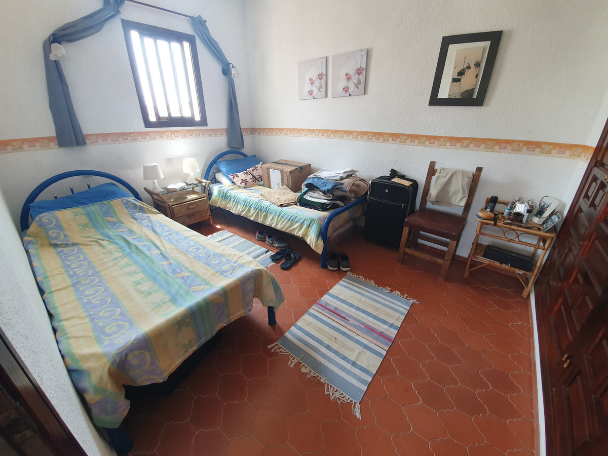Super offer, cheap and cheerfull top floor apartment in pueblo mexicano, great location, superb community with lovely pool and only a 5 minute walk...