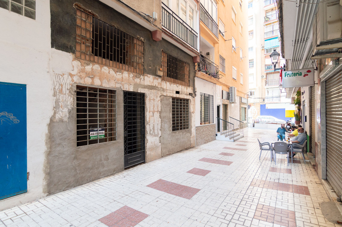 STUDY IN MALAGA!

Studio house for sale located on the ground floor of the La Fuente building on Cal, Spain