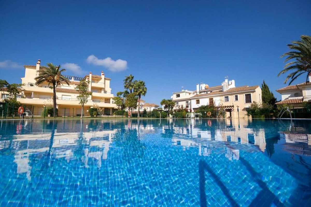 Middle Floor Apartment for sale in Sotogrande R4568674