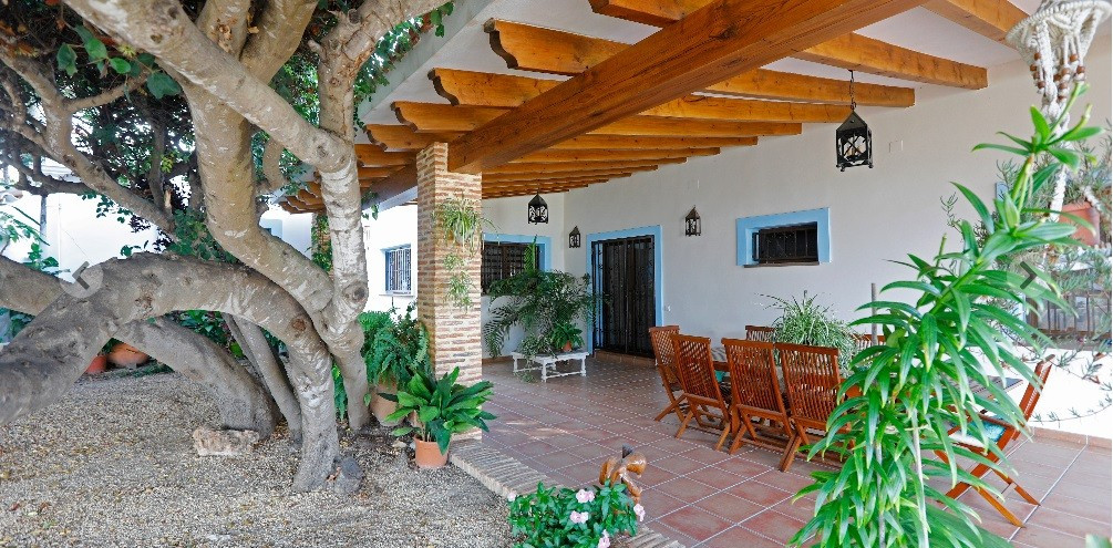 Lovely fully renovated 4 bed villa on large plot 1.200m2

Chalet , with 220 m&sup2; built, 4 bed, Spain