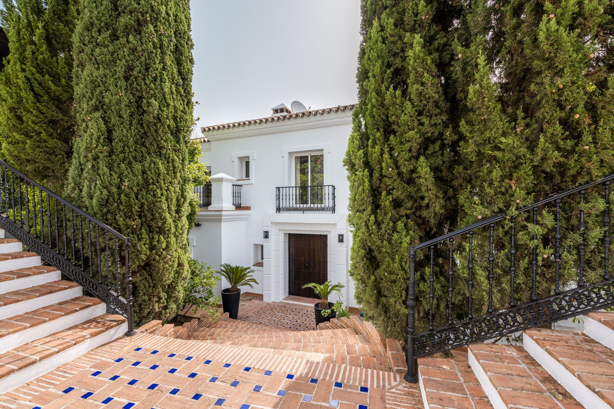 8 bedroom Villa For Sale in La Quinta, Málaga