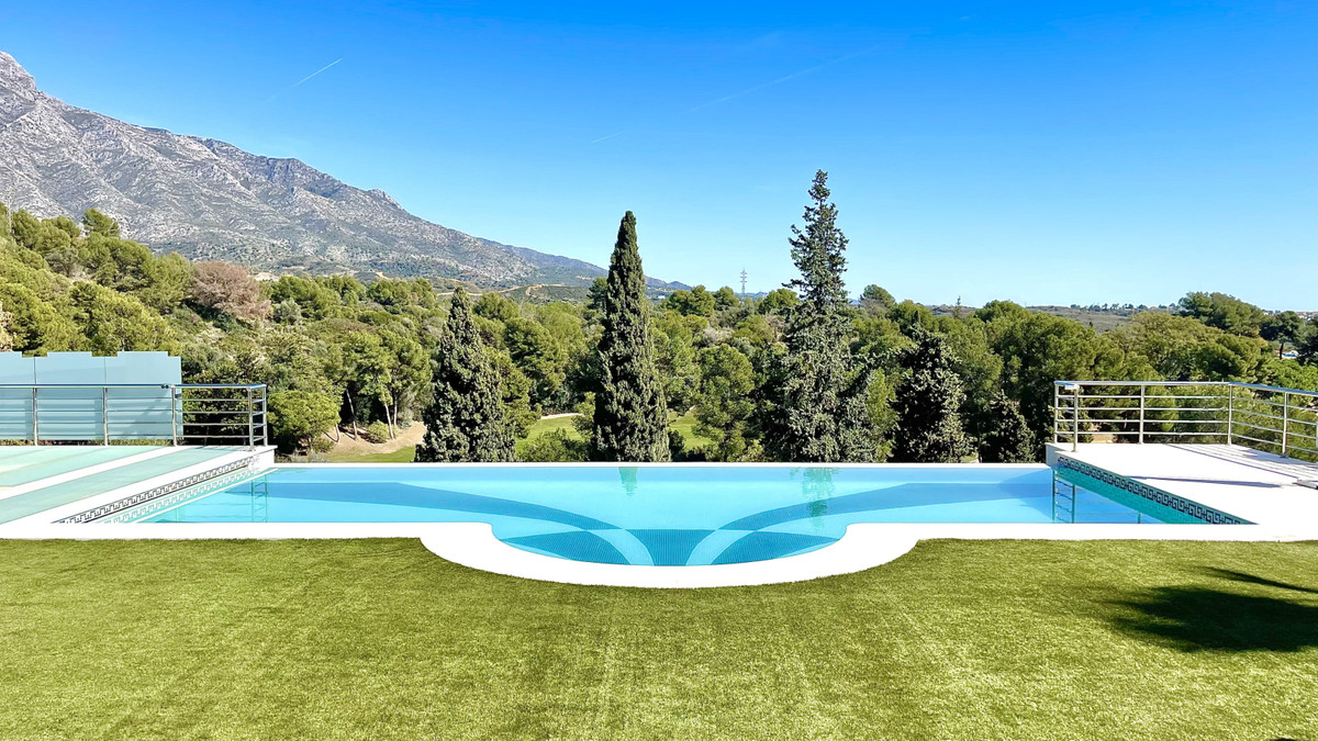 Vrijstaande Villa te koop in Nueva Andalucía R4661239
