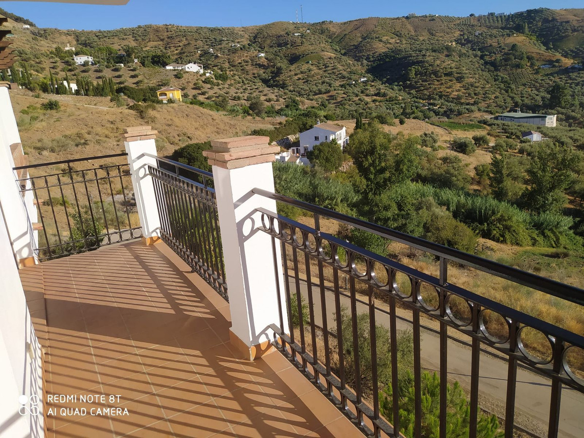Apartment with panoramic views to the mountains and the reservoir of La Viñuela.