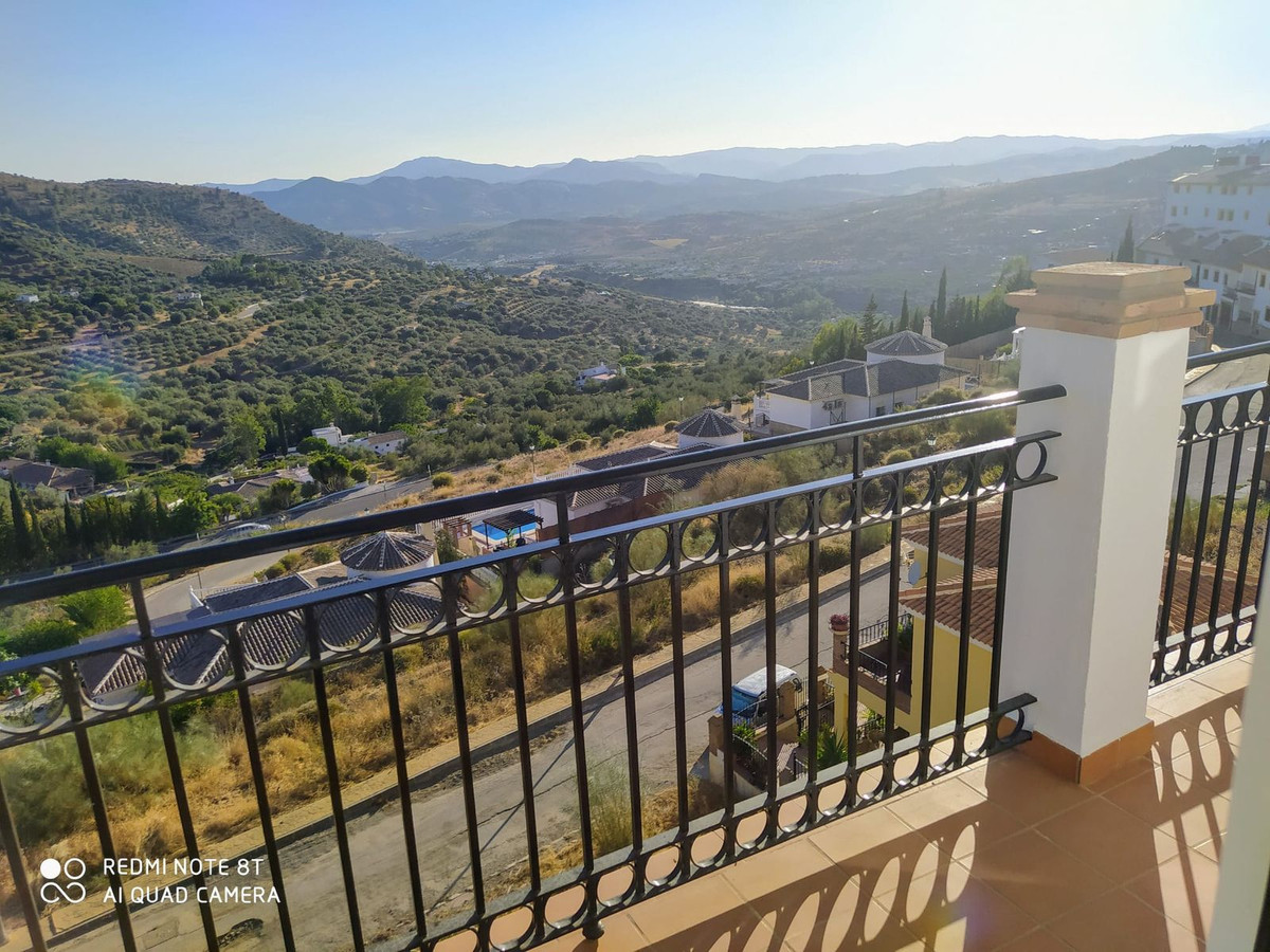 Apartment with panoramic views to the mountains and the reservoir of La Viñuela.